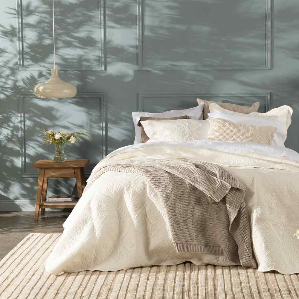 Cubrecama Quilt Bordado Emilia King Crudo