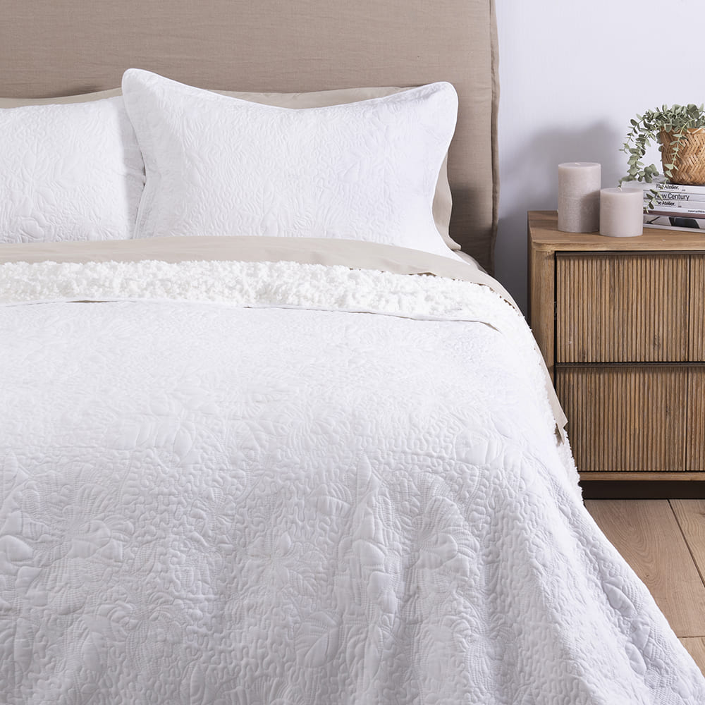Cubrecama Quilt Bordado Sherpa Sara 1.5 Plazas Crudo