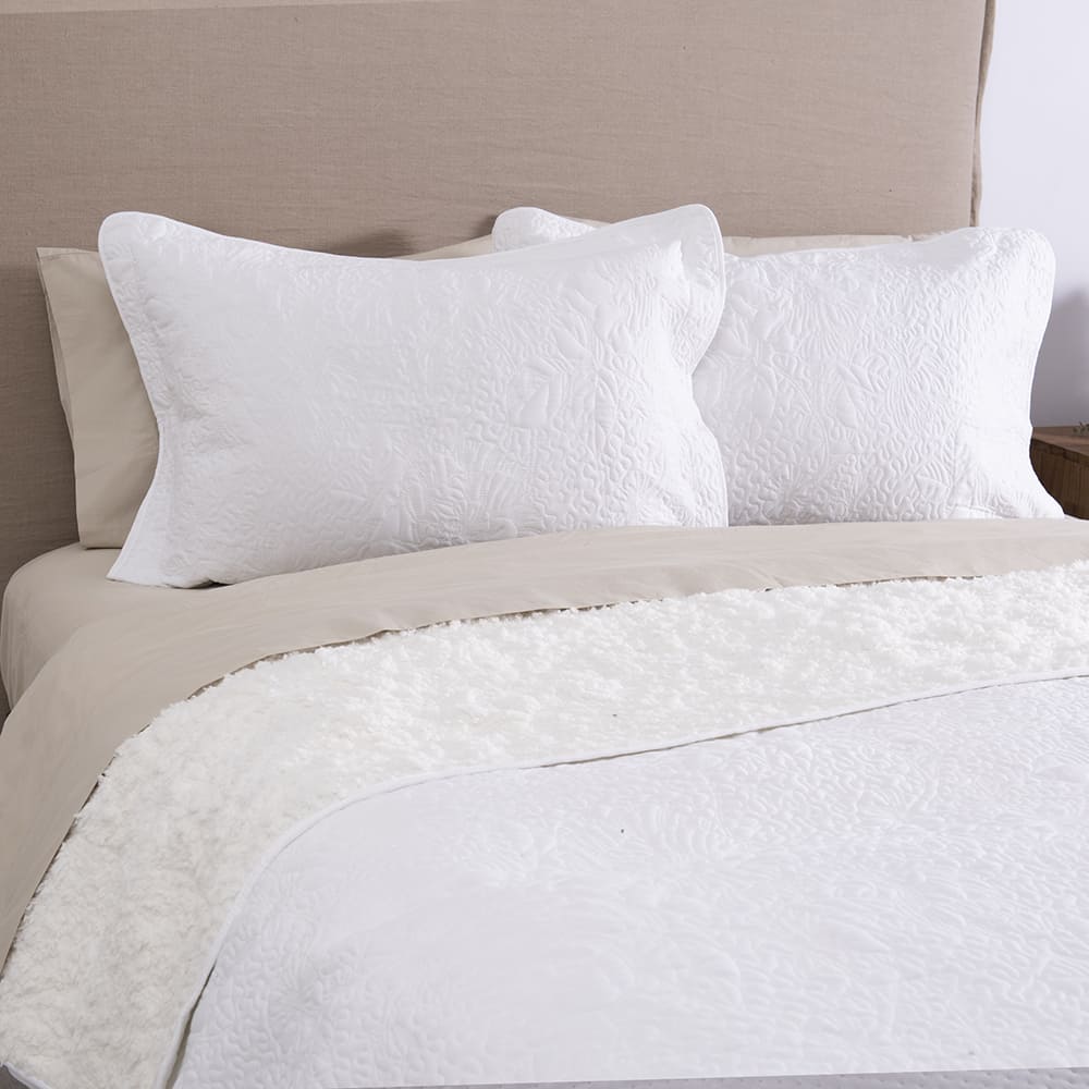 Cubrecama Quilt Bordado Sherpa Sara 2 Plazas Crudo