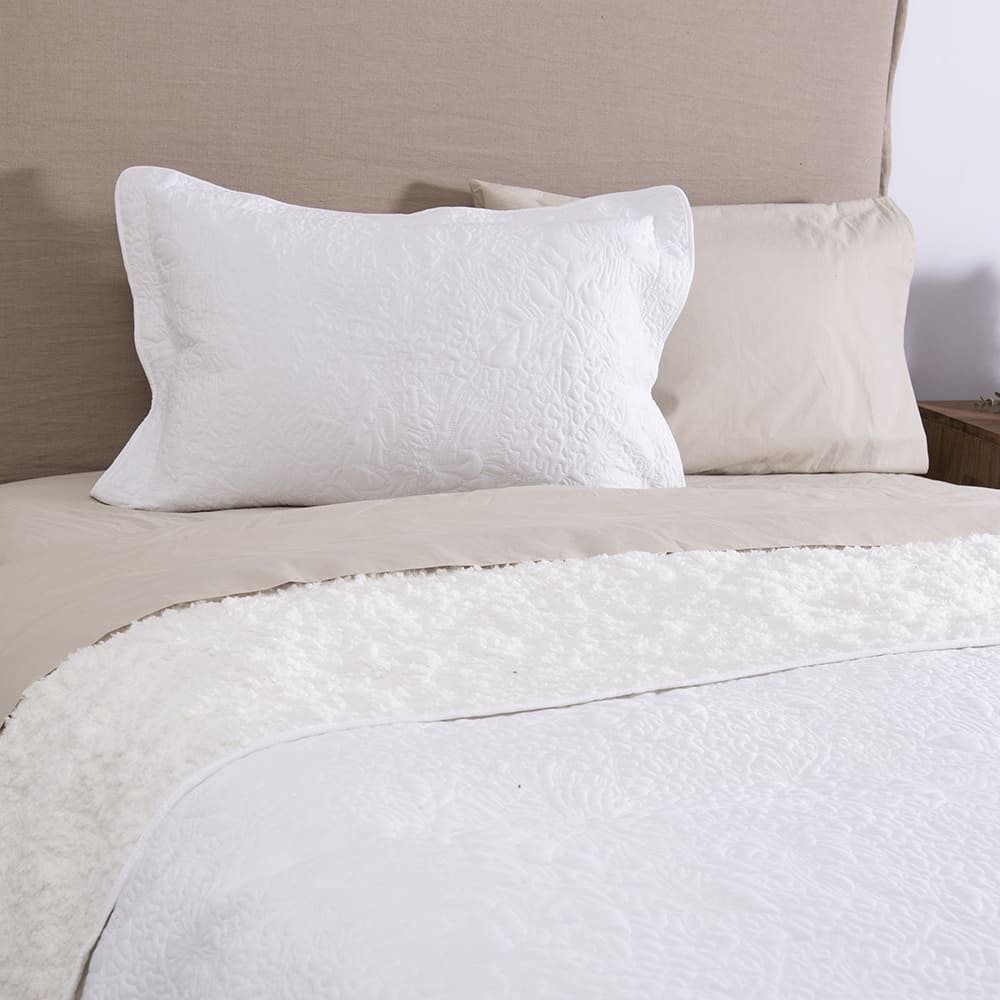 Cubrecama Quilt Bordado Sherpa Sara 1.5 Plazas Crudo