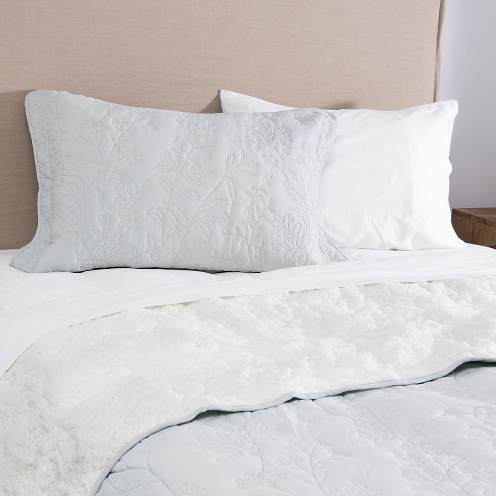 Cubrecama Quilt Bordado Sherpa Lavanda 1.5 Plazas Celeste