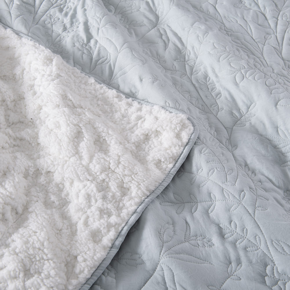 Cubrecama Quilt Bordado Sherpa Lavanda 1.5 Plazas Celeste