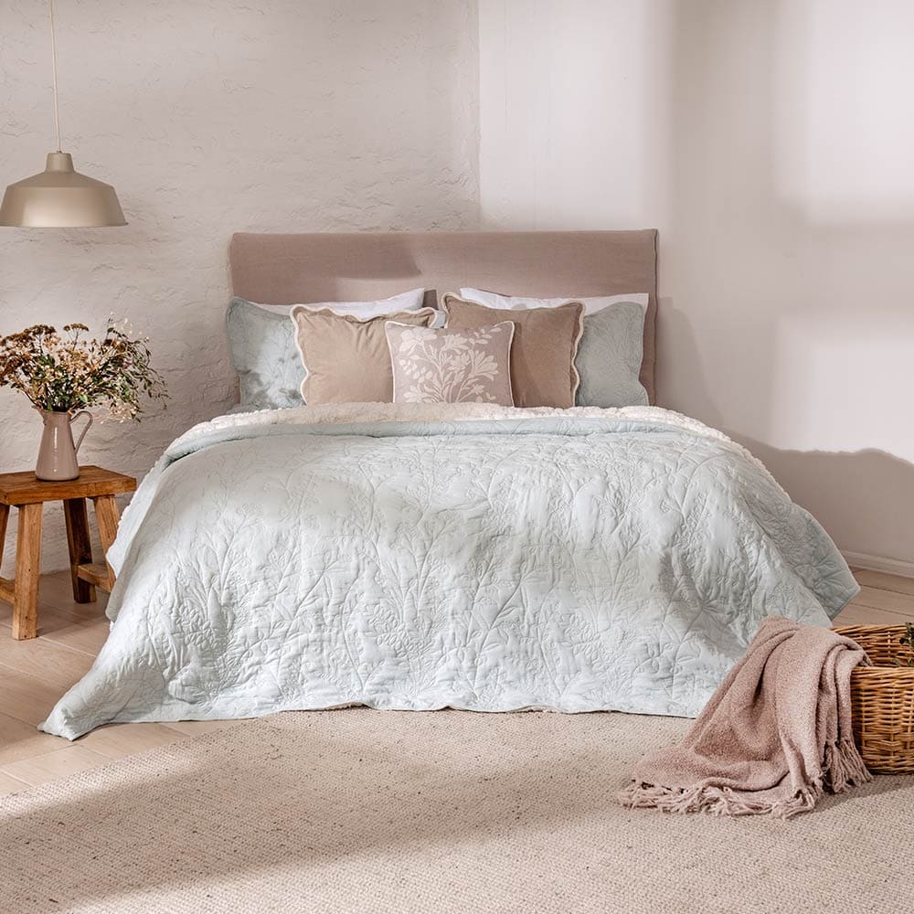Cubrecama Quilt Bordado Sherpa Lavanda King Celeste