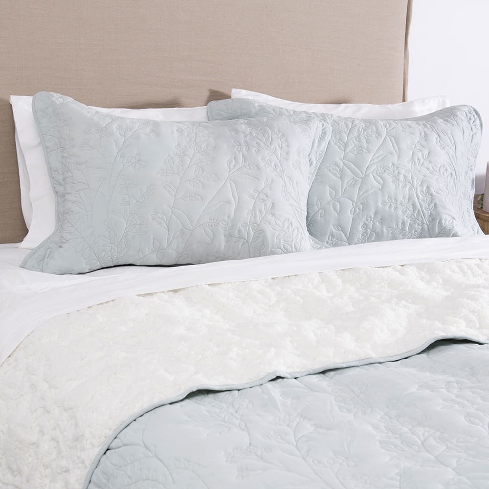 Cubrecama Quilt Bordado Sherpa Lavanda 2 Plazas Celeste