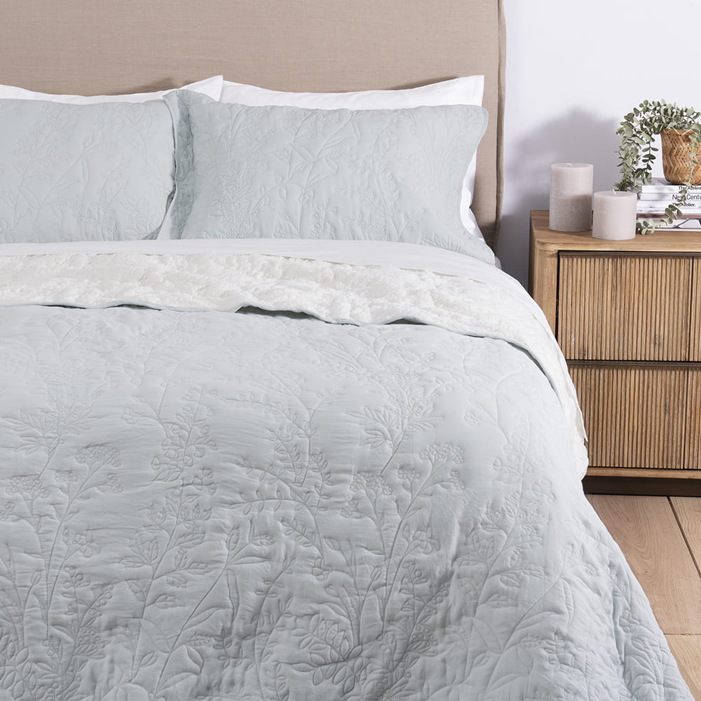 Cubrecama Quilt Bordado Sherpa Lavanda 2 Plazas Celeste