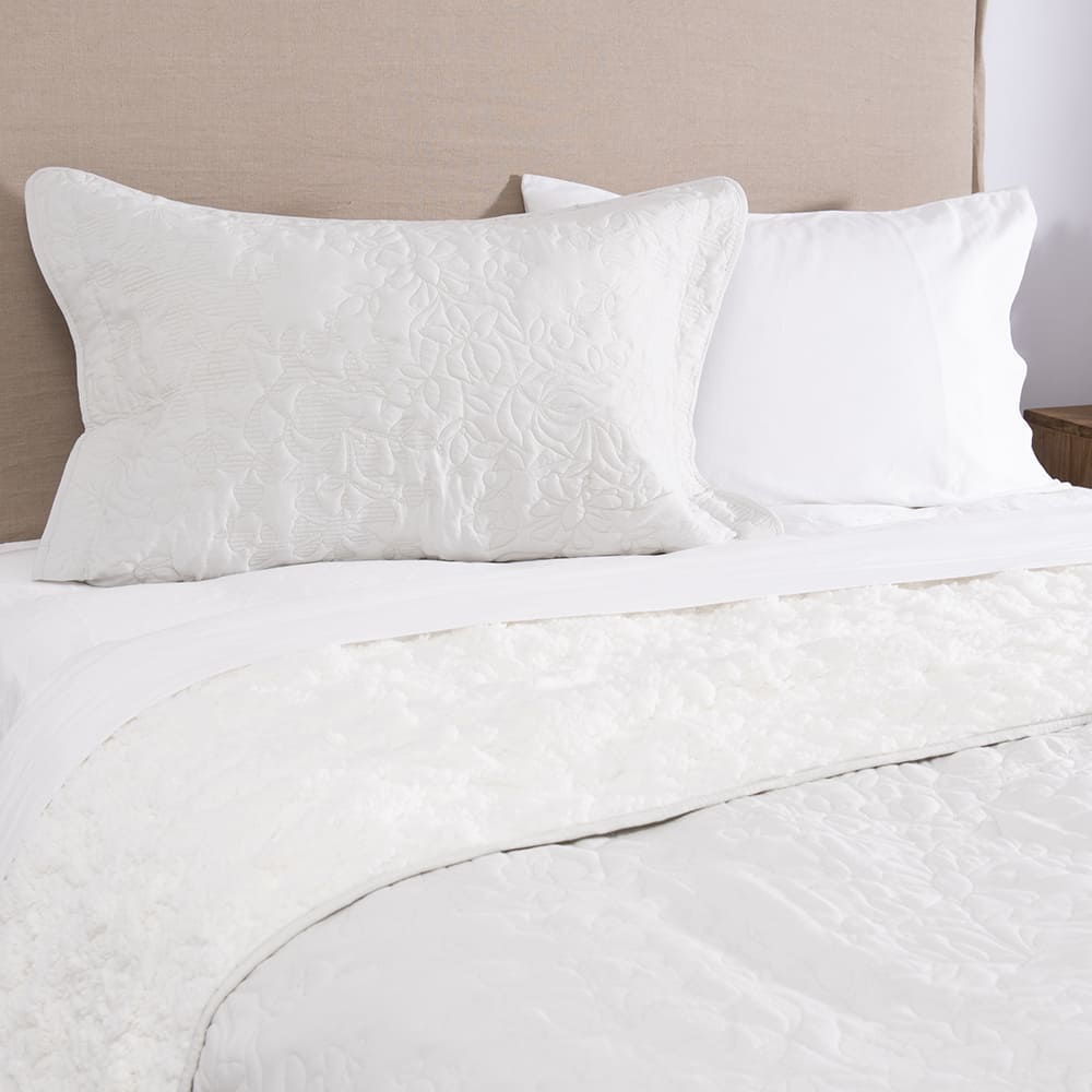 Cubrecama Quilt Bordado Sherpa Julia 1.5 Plazas Perla