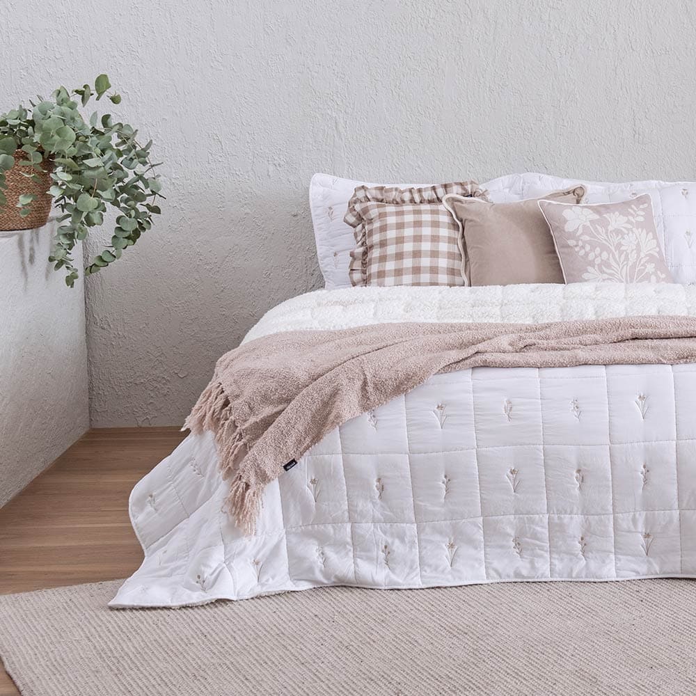 Cubrecama Quilt Bordado Sherpa Silvestre Super King Blanco