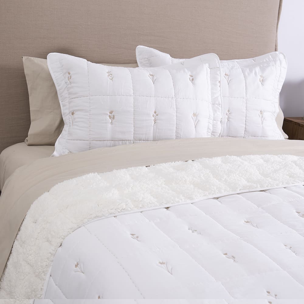 Cubrecama Quilt Bordado Sherpa Silvestre Super King Blanco