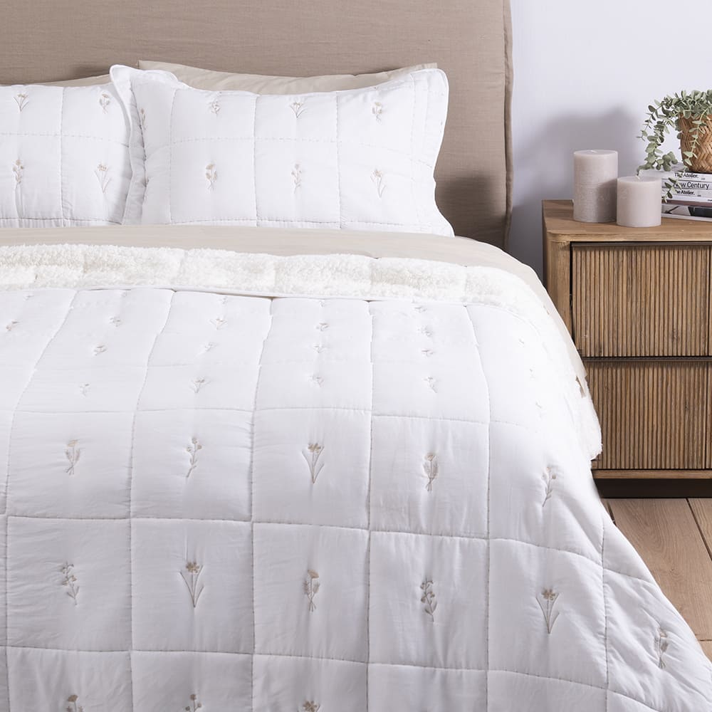 Cubrecama Quilt Bordado Sherpa Silvestre Super King Blanco