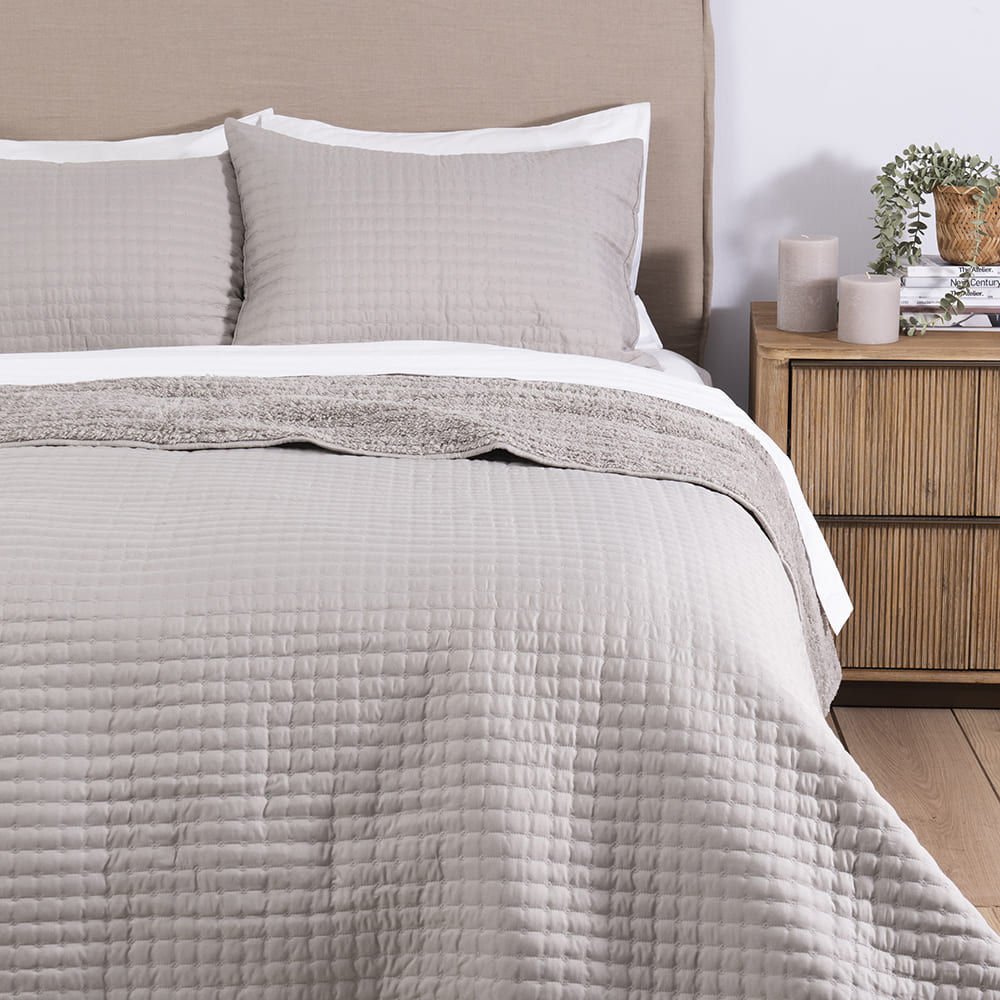 Cubrecama Quilt Lineal Sherpa 2 Plazas Taupe