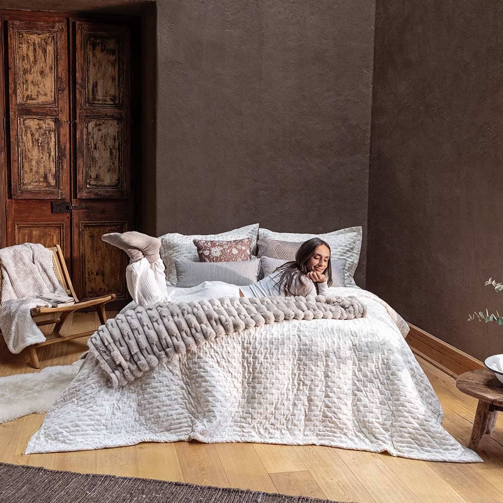 Cubrecama Quilt Estampado Sherpa Solana King Crudo
