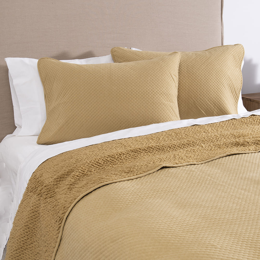Cubrecama Quilt Smooth Sherpa King Mostaza