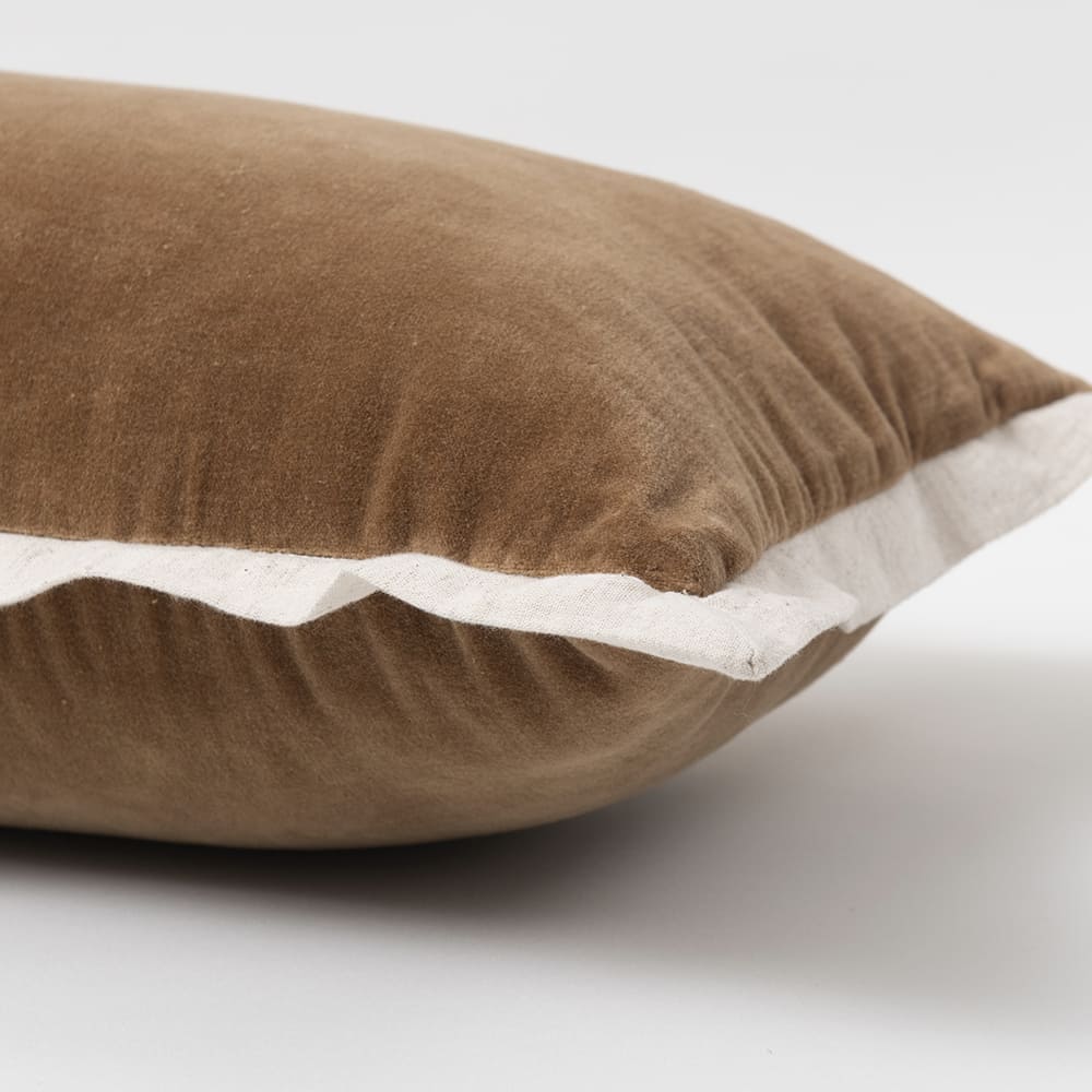 Cojín Velvet Borde Camel