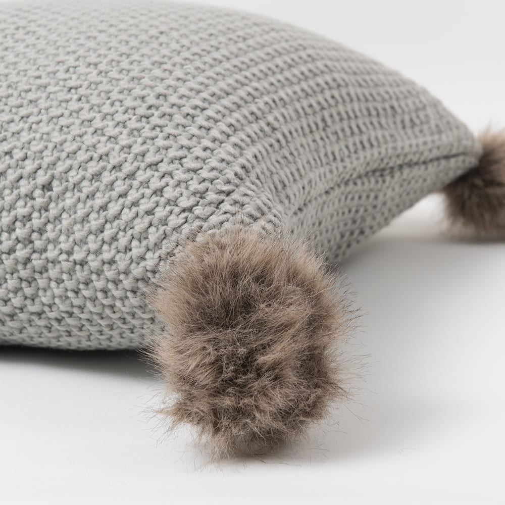 Cojín Tejido Pompones Gris