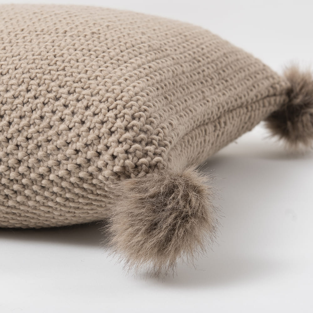 Cojín Tejido Pompones Beige