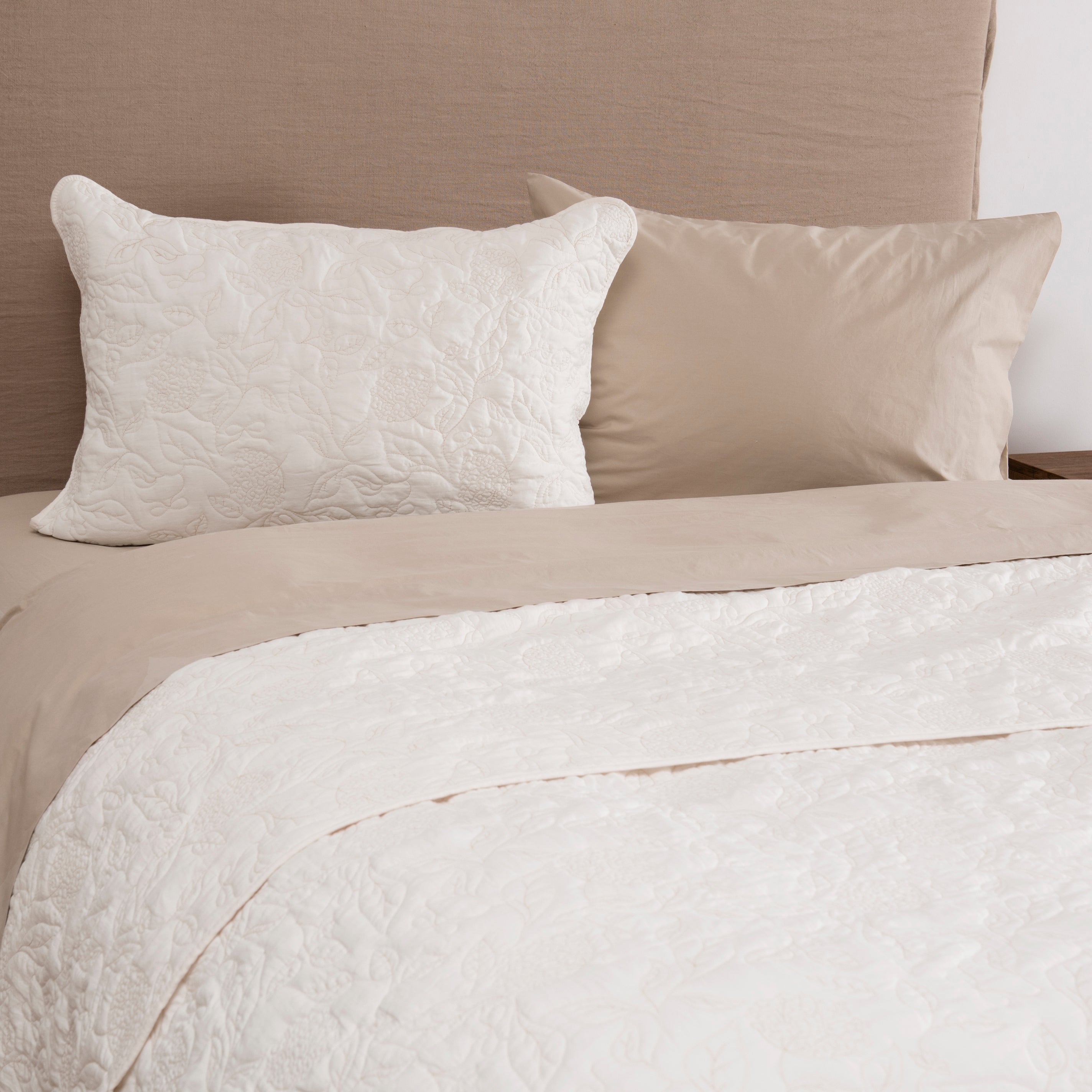 Cubrecama Quilt Bordado Hortensia 1.5 Plazas Crudo