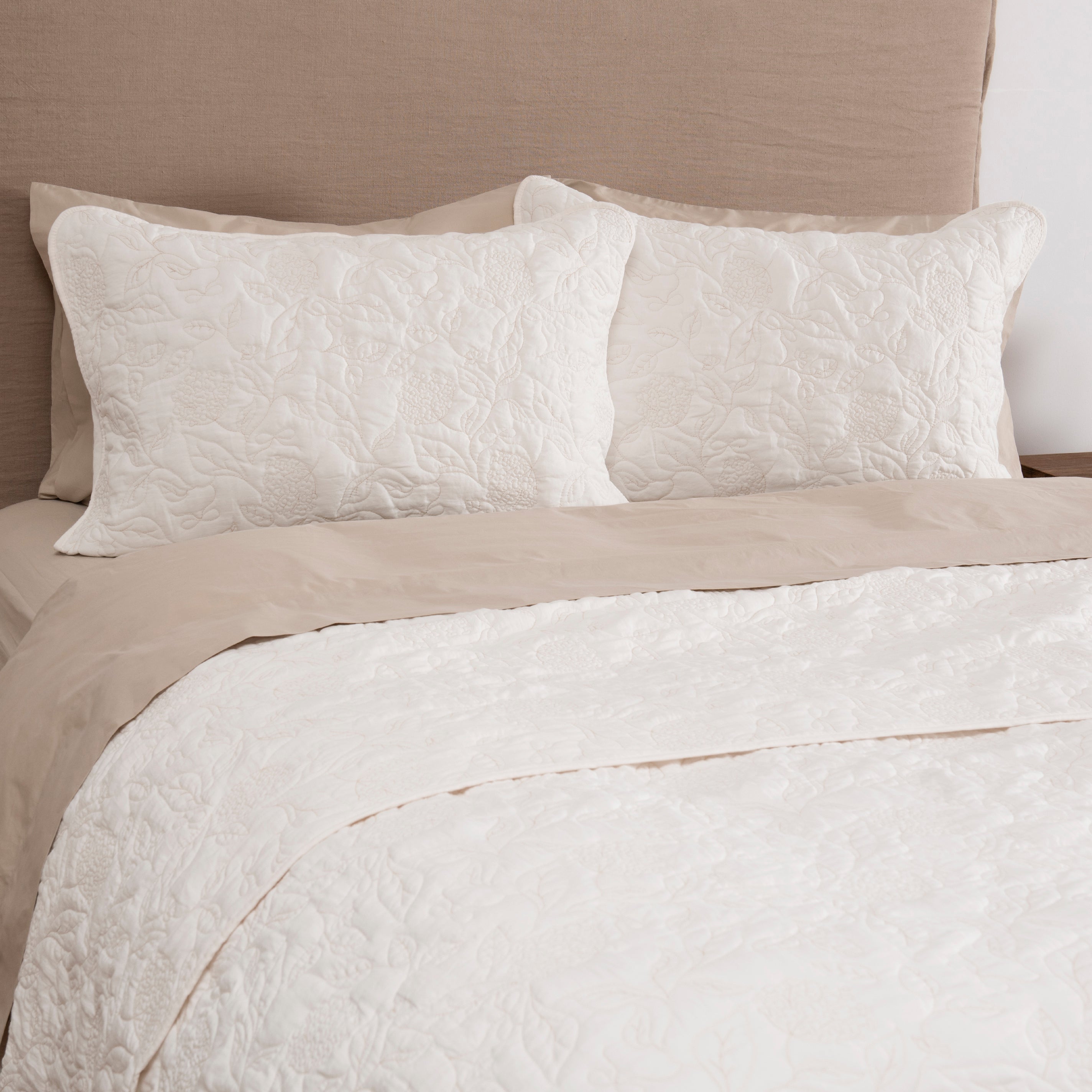 Cubrecama Quilt Bordado Hortensia 2 Plazas Crudo