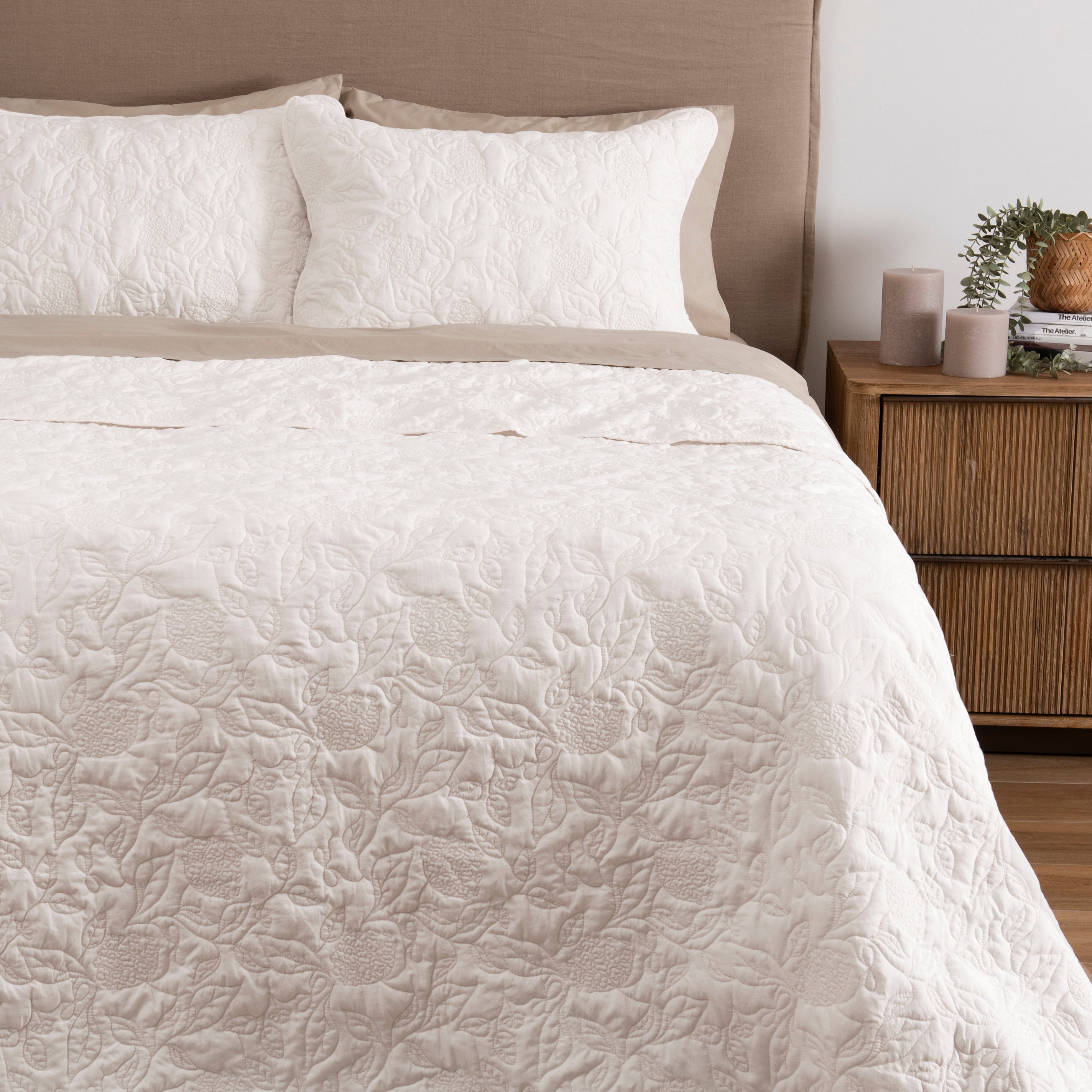 Cubrecama Quilt Bordado Hortensia King Crudo