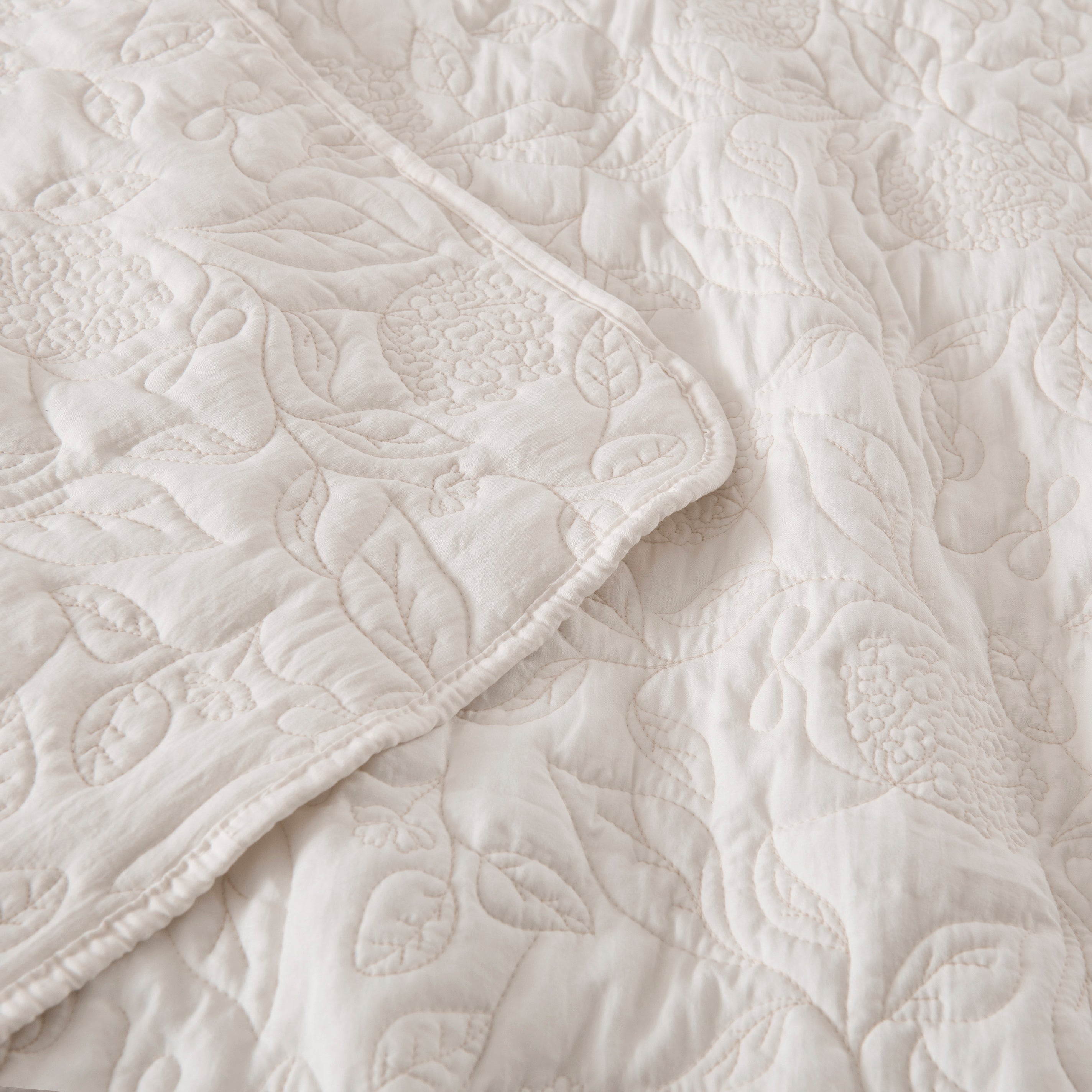 Cubrecama Quilt Bordado Hortensia Super King Crudo