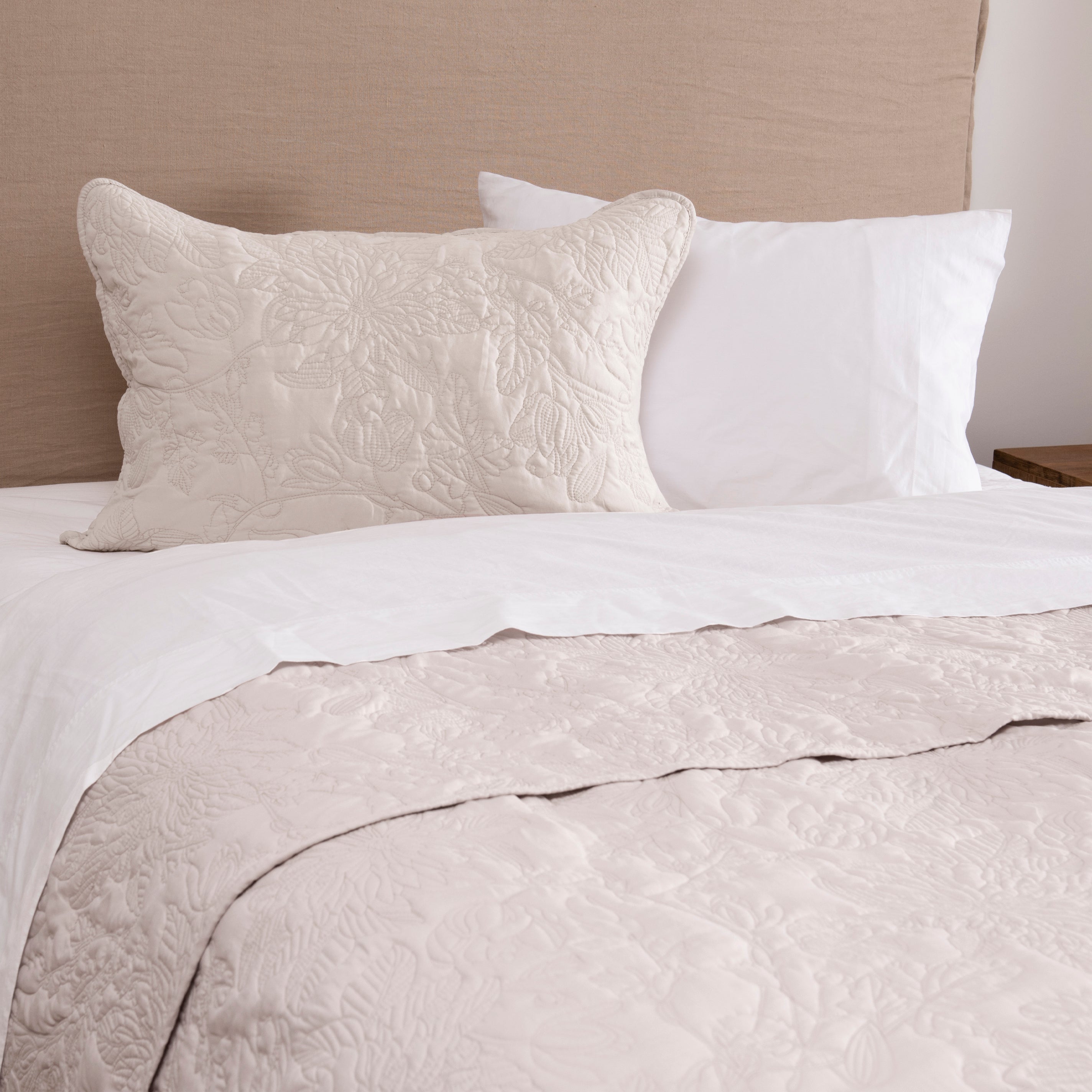 Cubrecama Quilt Bordado Camelia 1.5 Plazas Beige