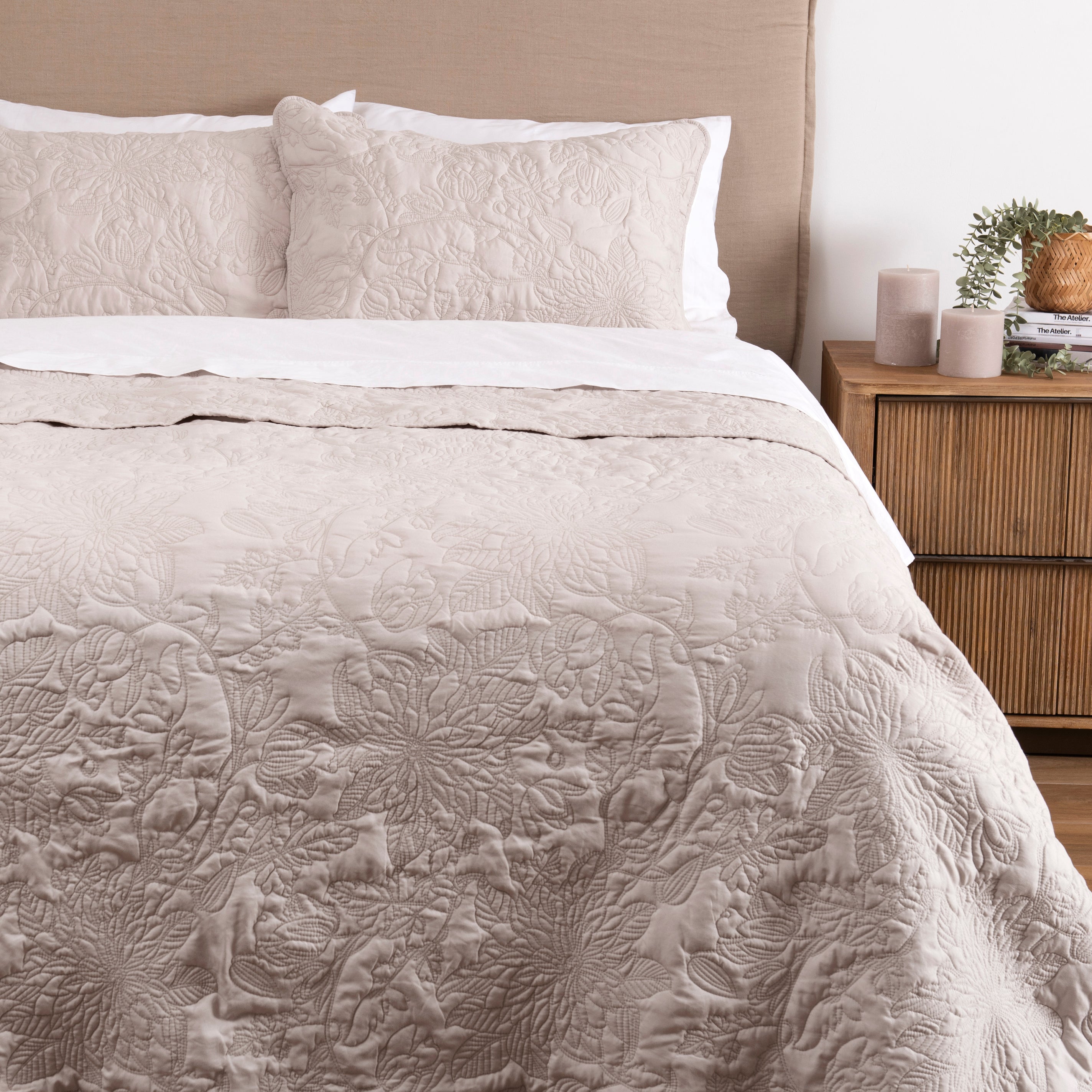 Cubrecama Quilt Bordado Camelia 1.5 Plazas Beige