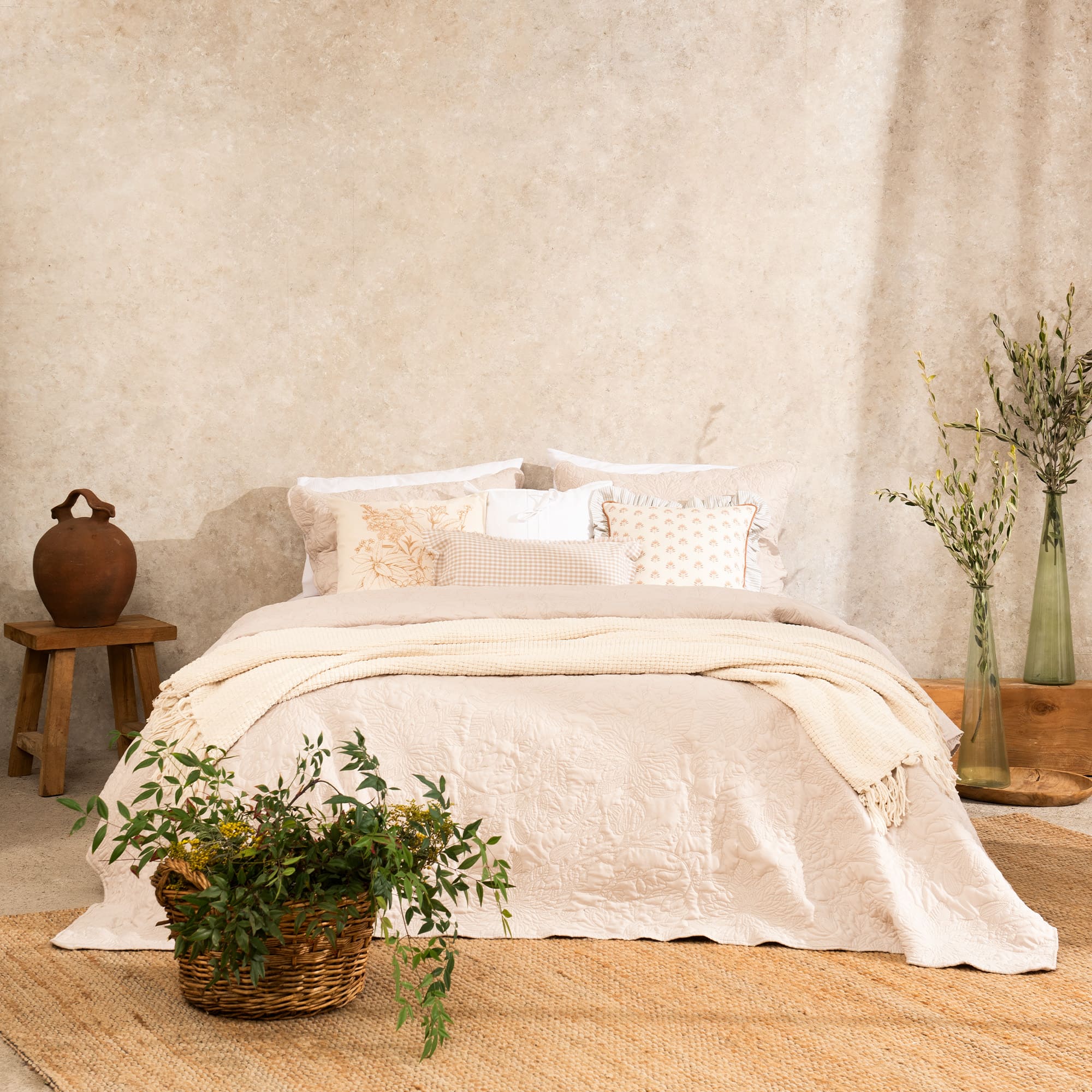 Cubrecama Quilt Bordado Camelia King Beige