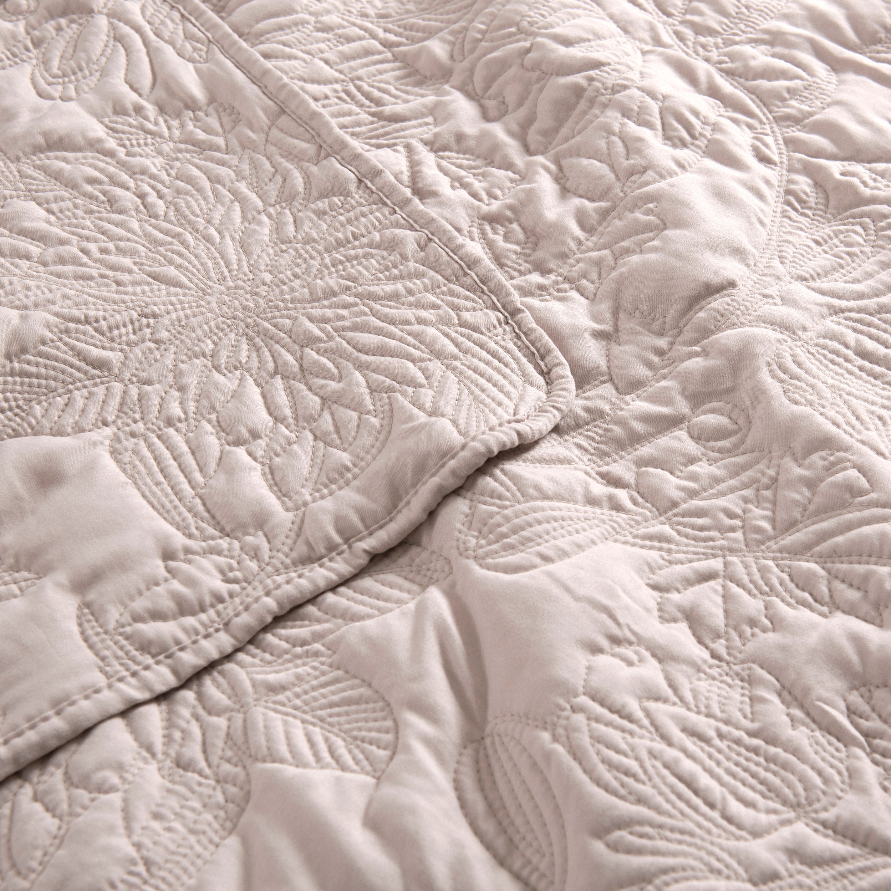 Cubrecama Quilt Bordado Camelia 2 Plazas Beige