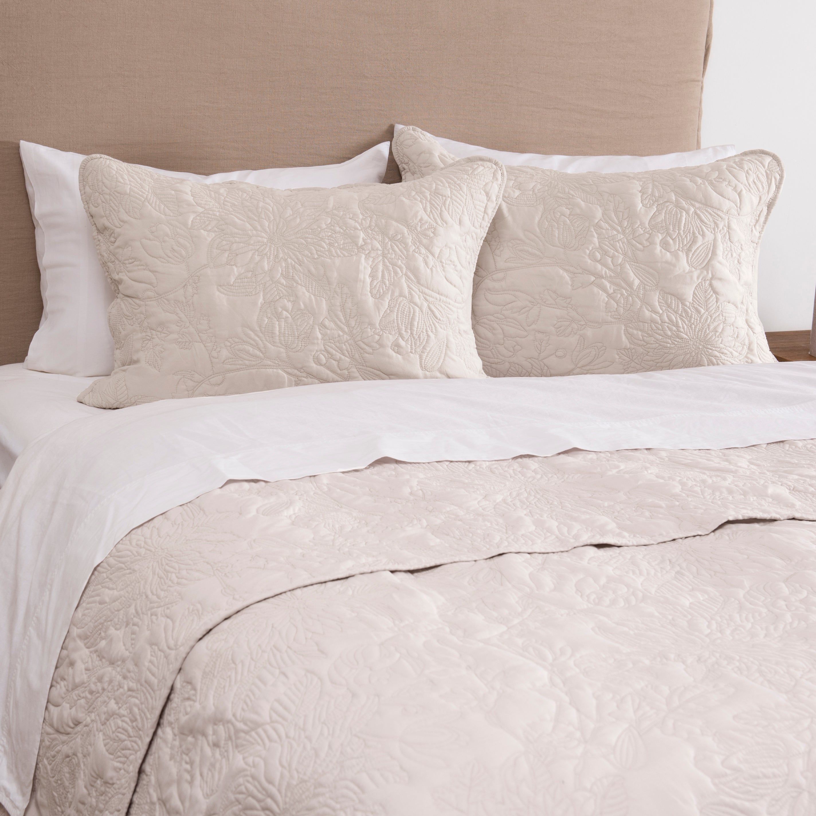 Cubrecama Quilt Bordado Camelia Super King Beige