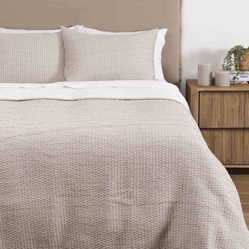 Cubrecama Quilt Jacquard Liso King Beige