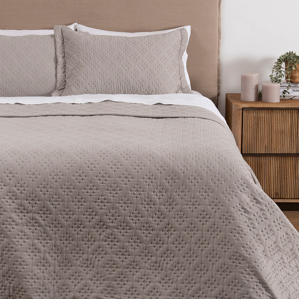 Cubrecama Quilt Pinsonic 2 Plazas Taupe