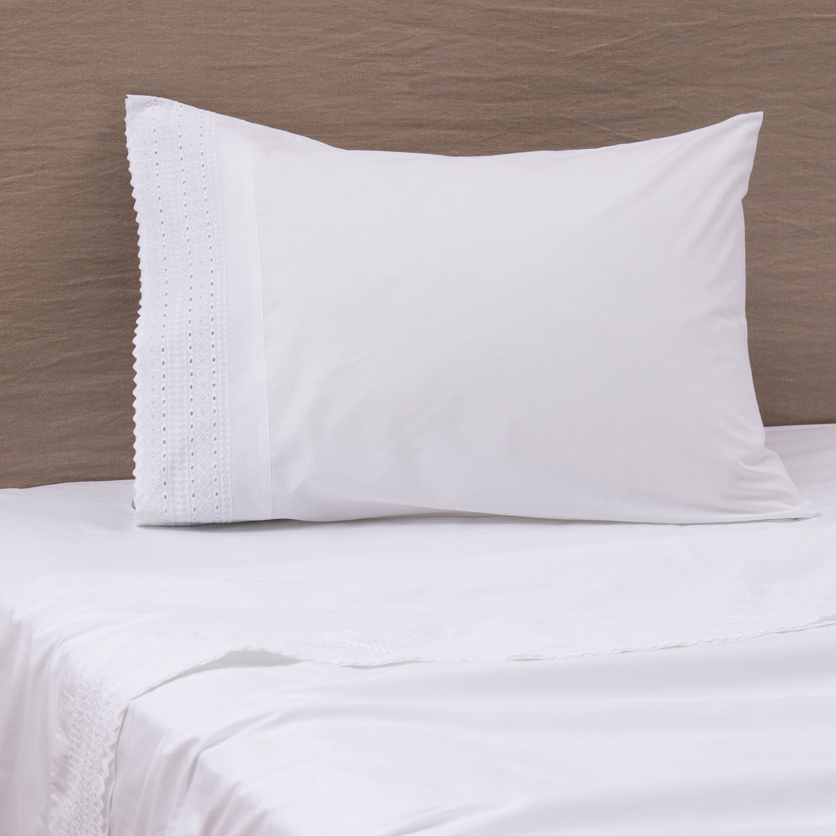 Sábana 180 Hilos Broderie Lia 1.5 Plazas Blanco