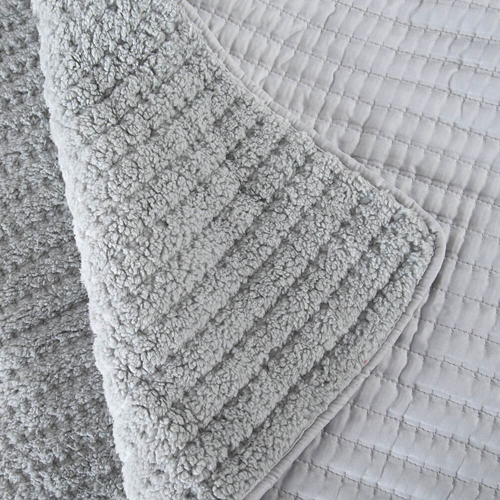 Cubrecama Quilt Lineal Sherpa 1.5 Plazas Perla