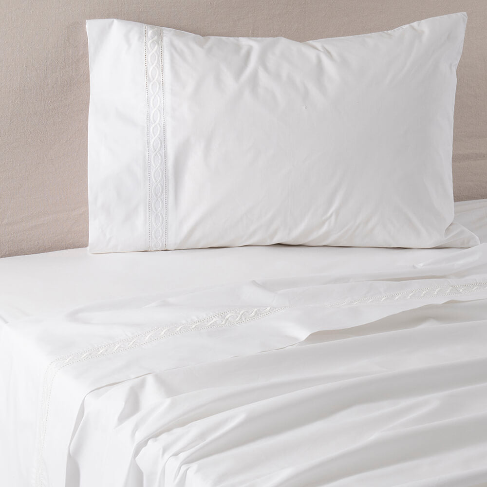 Sábana 200 Hilos Bordadas Cadena 1.5 Plazas Blanca