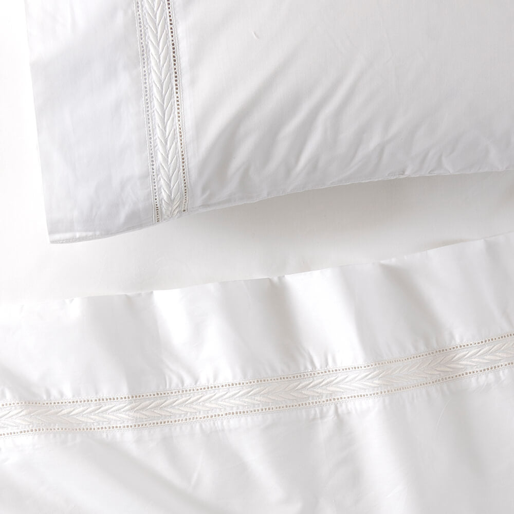 Sábana 200 Hilos Bordadas Espiga 1.5 Plazas Blanca