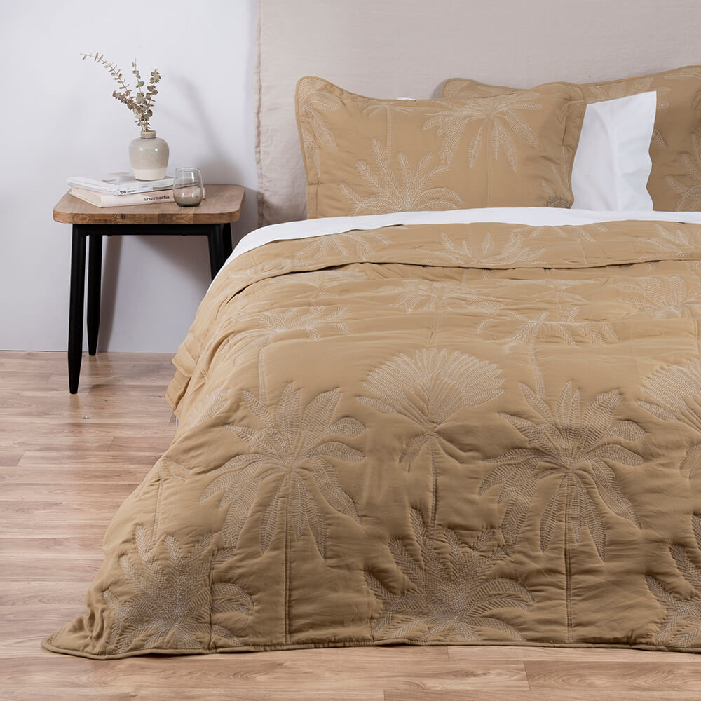 Cubrecama Quilt Bordado Jungle 2 Plazas Camel