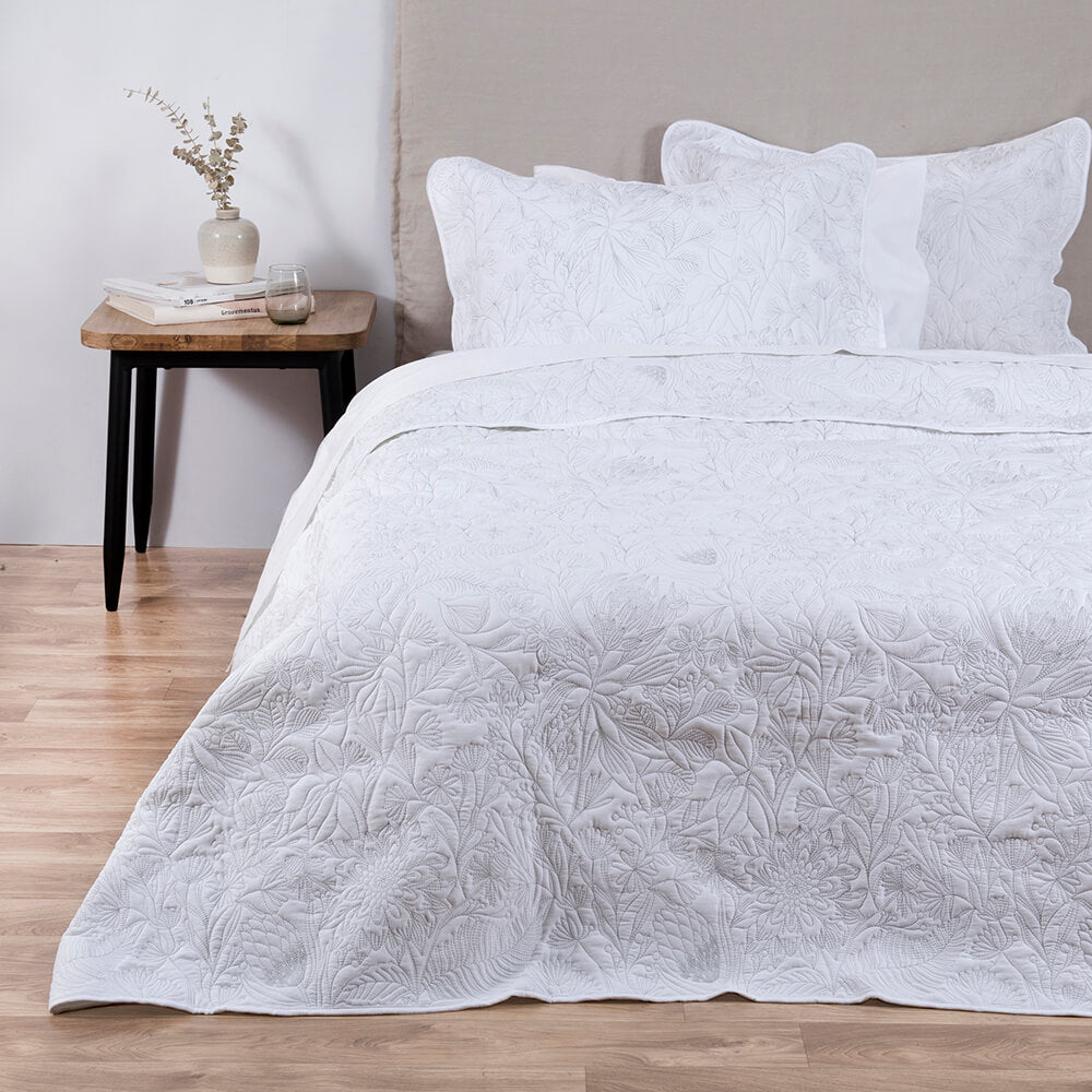 Cubrecama Quilt Bordado Amanda Super King Blanco