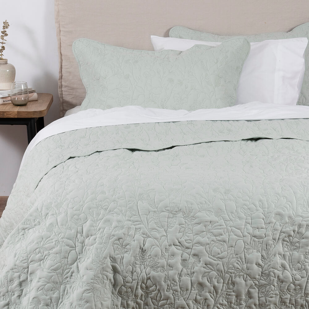 Cubrecama Quilt Bordado Isidora 2 Plazas Agua