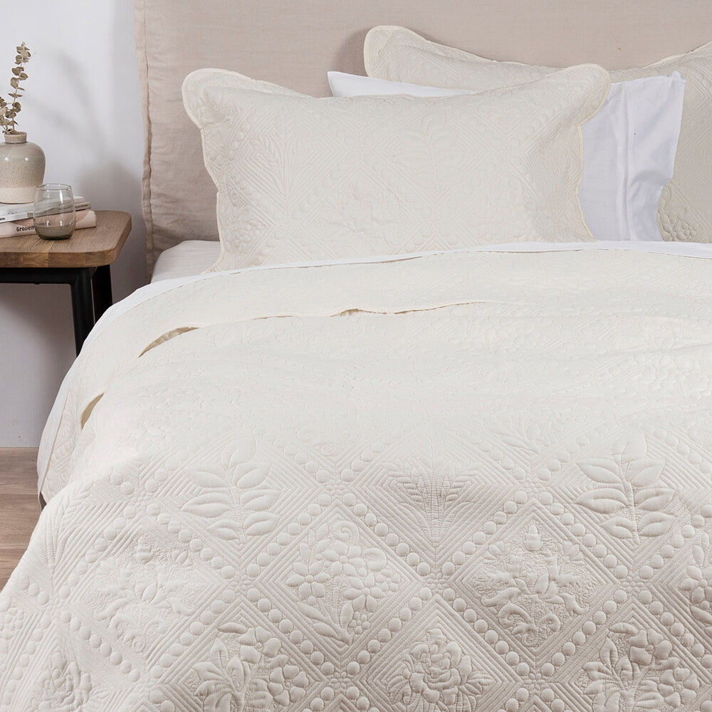 Cubrecama Quilt Bordado Emilia 1.5 Plazas Crudo