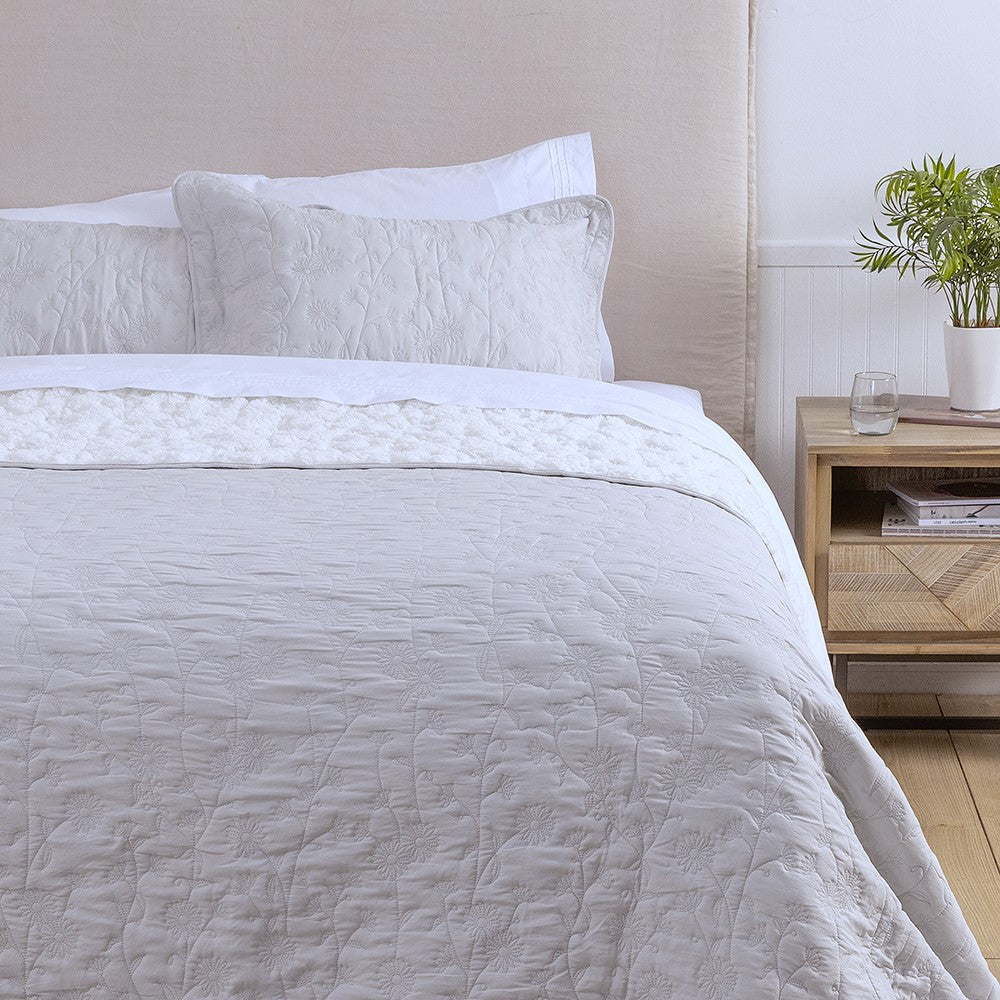 Cubrecama Quilt Sherpa Flor King Perla