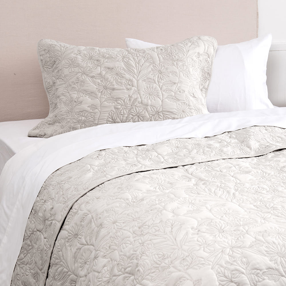 Cubrecama Quilt Bordado Clara 1.5 Plazas Beige