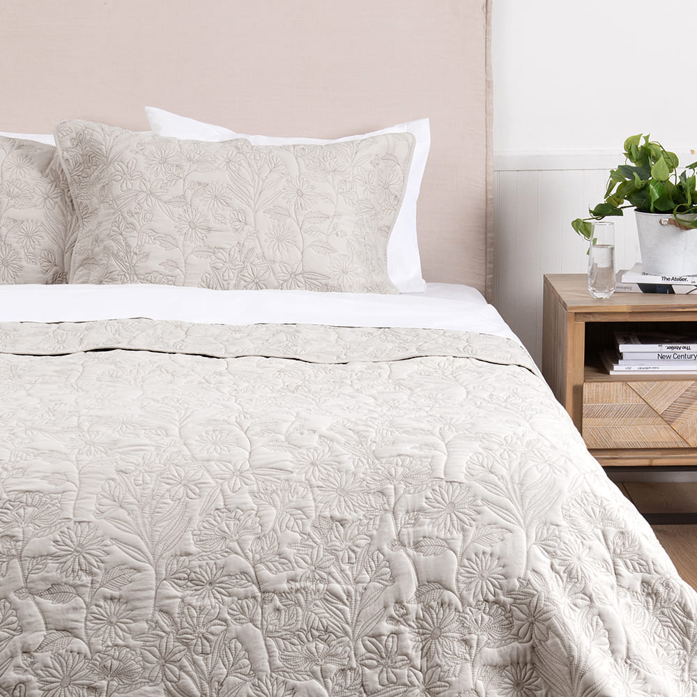 Cubrecama Quilt Bordado Clara 1.5 Plazas Beige