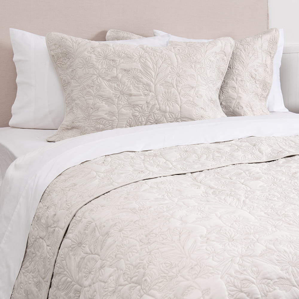 Cubrecama Quilt Bordado Clara King Beige