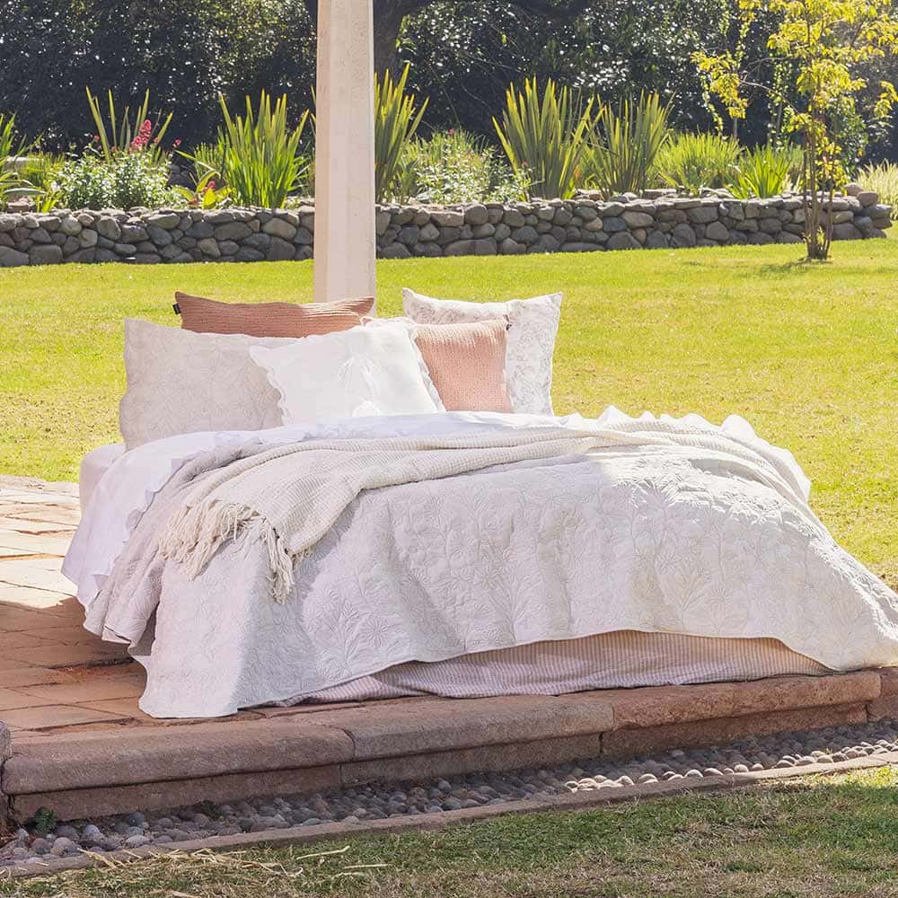 Cubrecama Quilt Bordado Clara King Beige