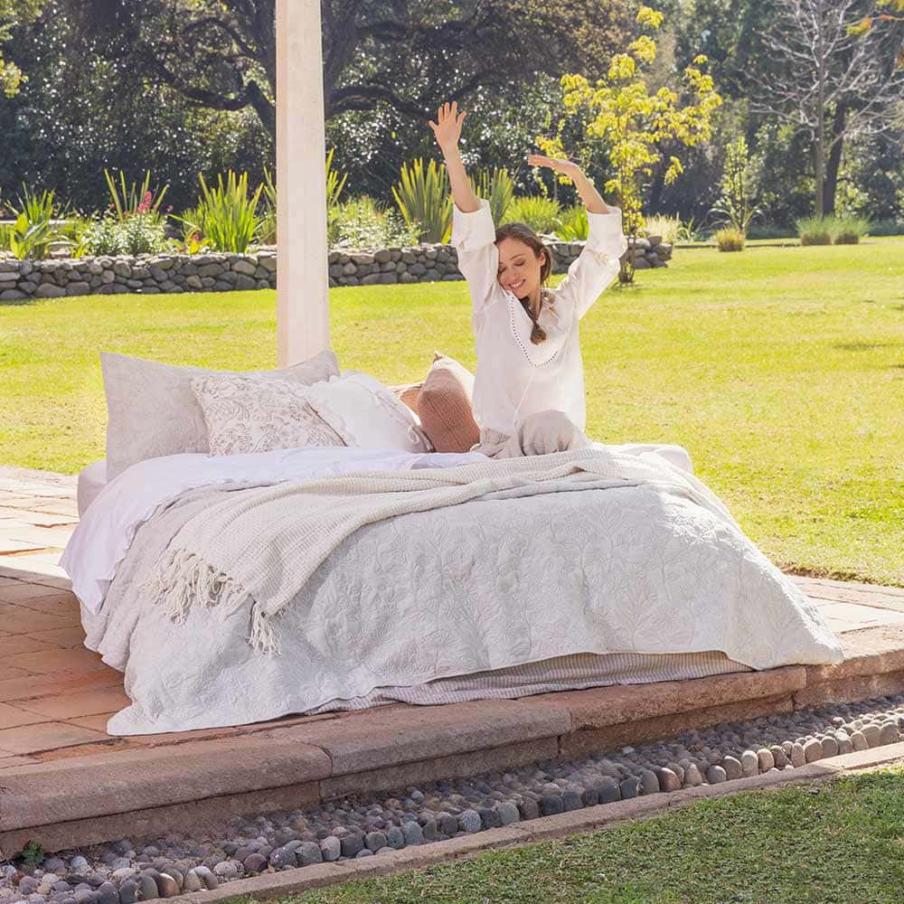 Cubrecama Quilt Bordado Clara King Beige