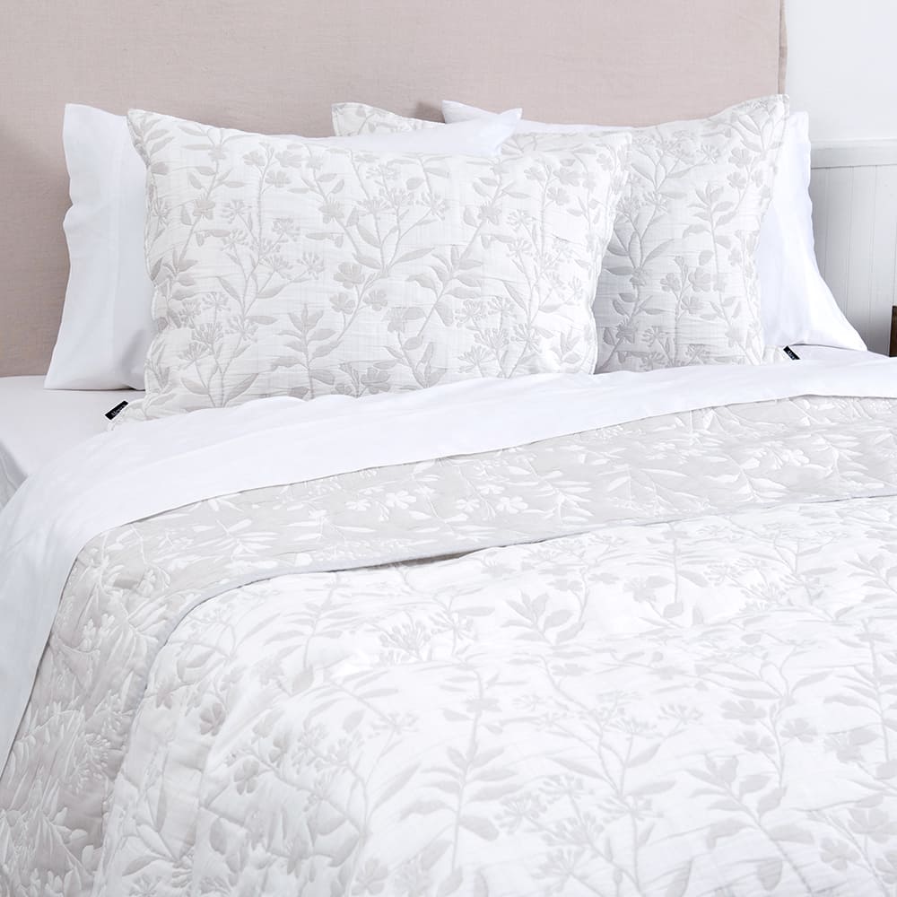 Cubrecama Quilt Jacquard Giardino 2 Plazas Perla