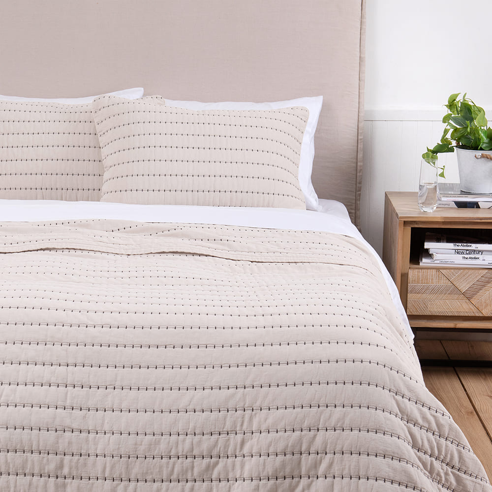 Cubrecama Quilt Lorenzo 1.5 Plazas Beige