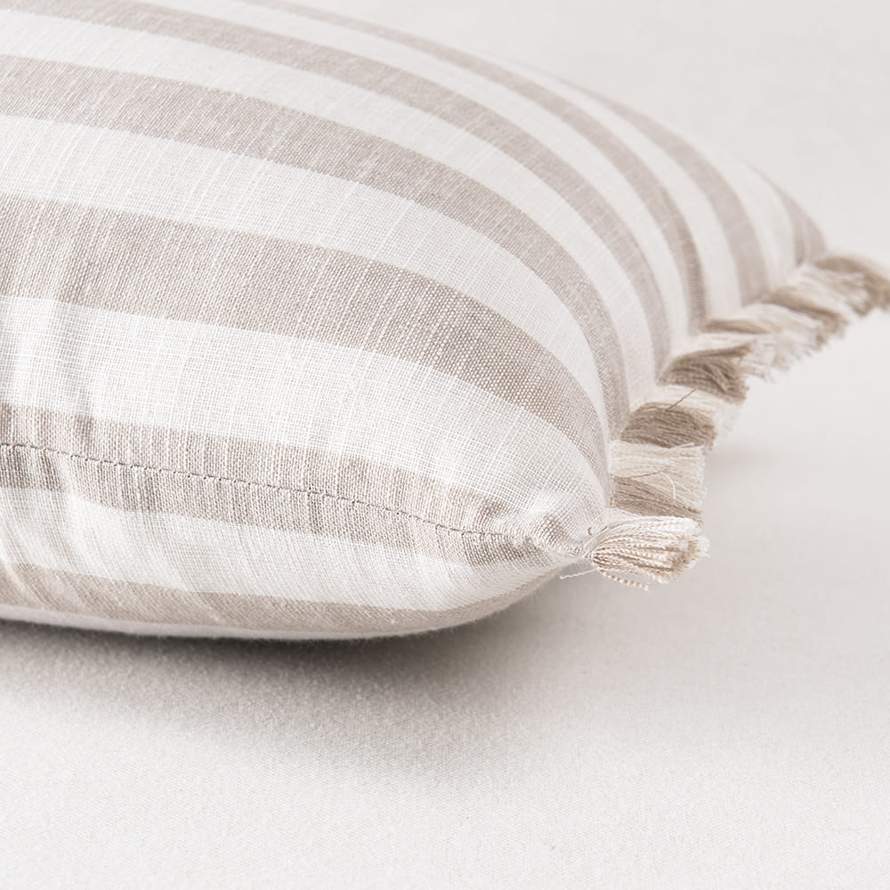 Cojín Líneas Flecos Beige