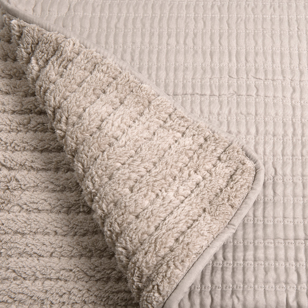 Cubrecama Quilt Lineal Sherpa King Visón